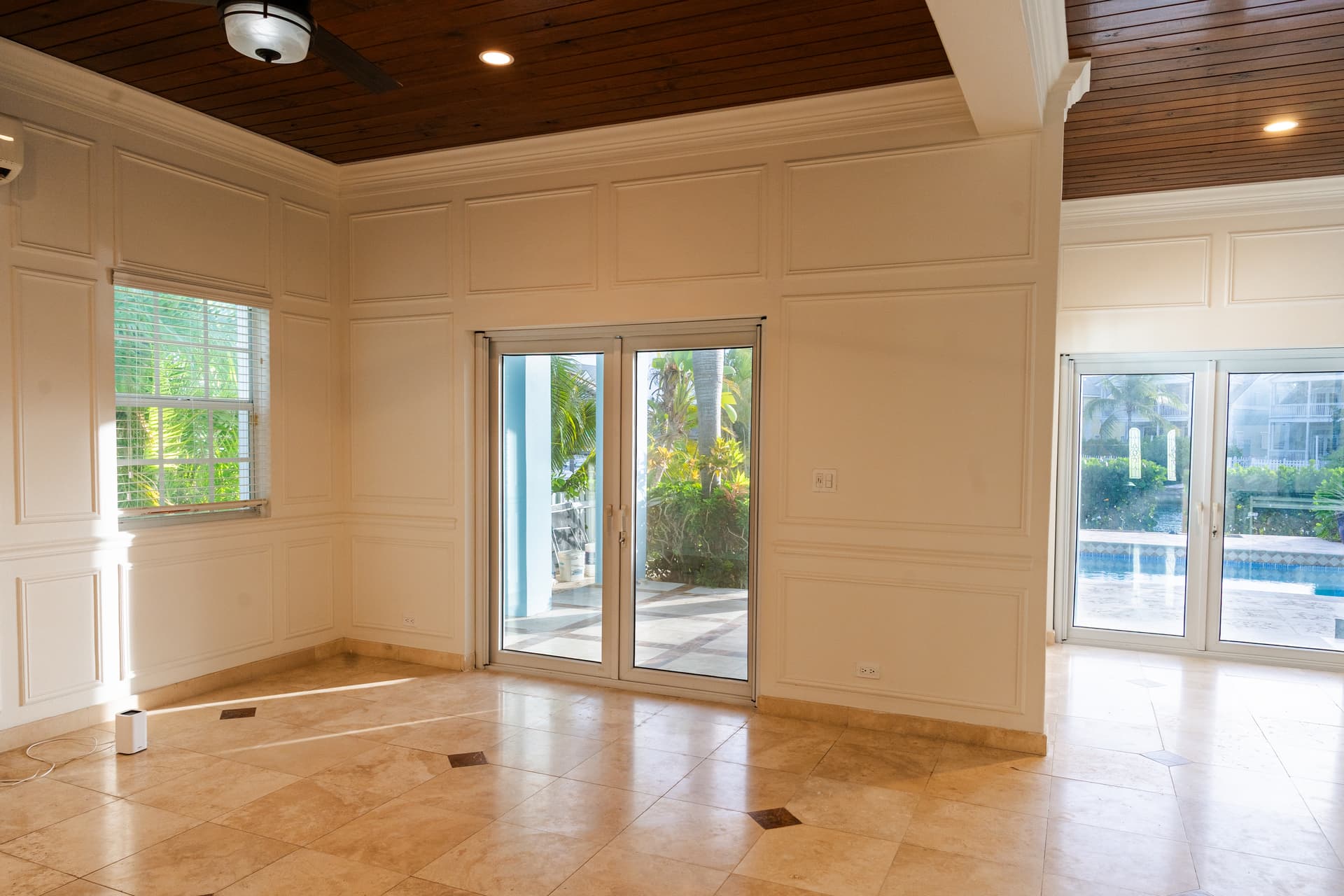 Bedroom with twin beds alternate view